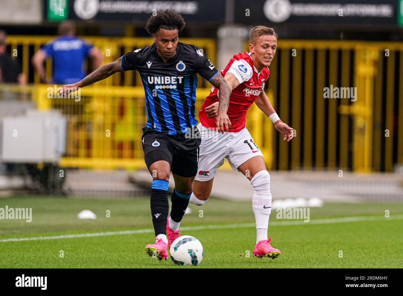 Brugge, Belgio. 22 luglio 2023. BRUGGE, BELGIO - 22 LUGLIO: Tajon Buchanan del Club Brugge KV, Jesper Karlsson di AZ Alkmaar lotta per il pallone durante la partita amichevole pre-stagionale tra Club Brugge KV e AZ Alkmaar al Jan Breydelstadion il 22 luglio 2023 a Brugge, Belgio (foto di Joris Verwijst/ Orange Pictures) credito: Orange Pics BV/Alamy Live News Foto Stock