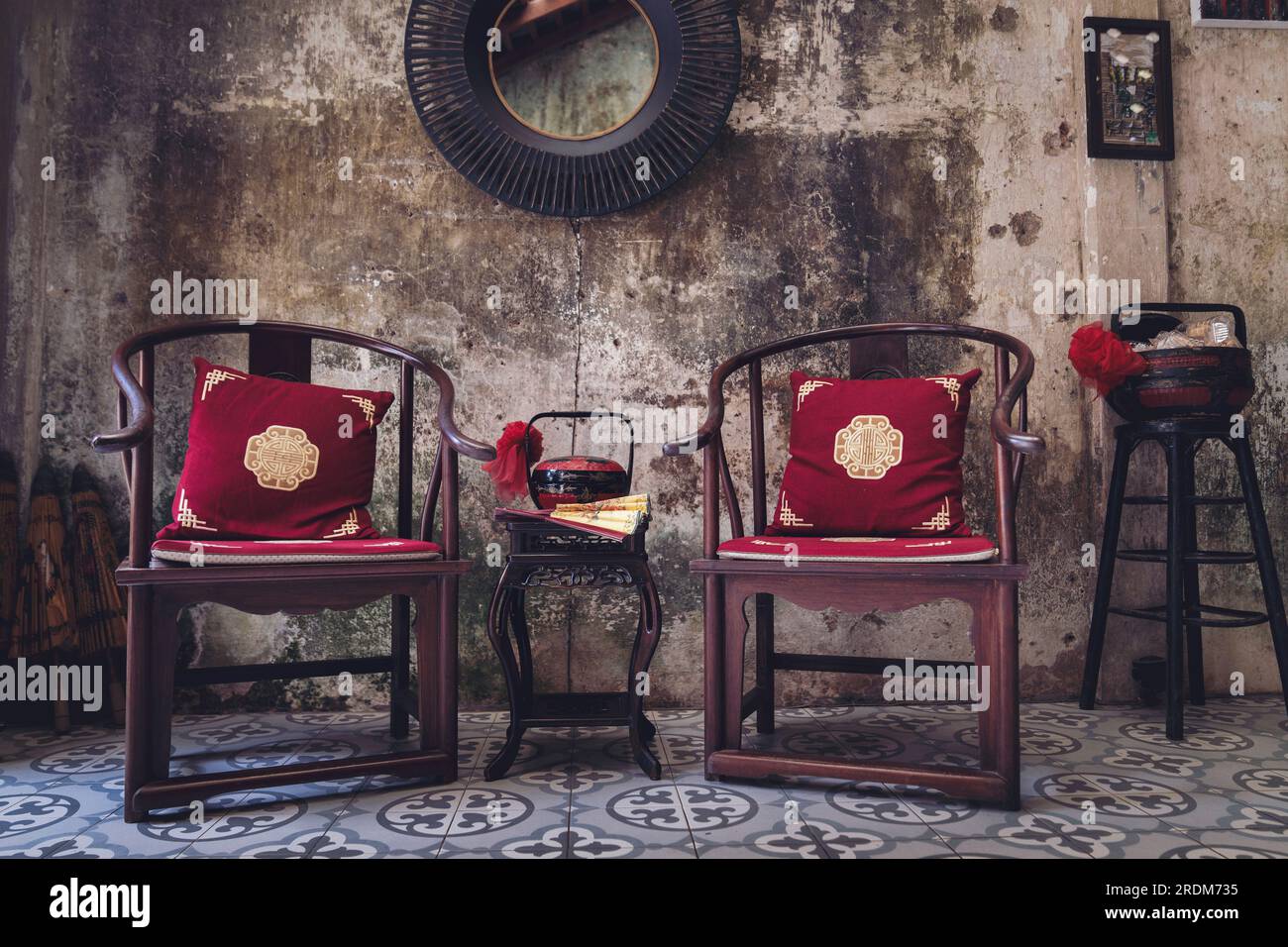 Thailandia, Phang Nga, Takua Pa 2 marzo 2023 . Vecchie sedie rosse cinesi. L'interno di una caffetteria cinese in vecchio stile nella città vecchia di Takua Pa in Foto Stock