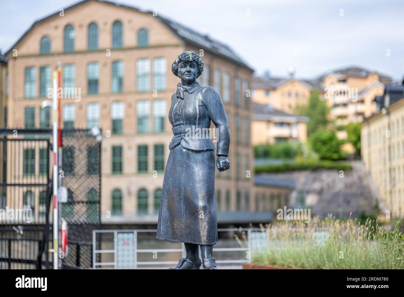 Scultura in bronzo dell'autore Moa Martinson di Peter Linde nel vecchio paesaggio industriale di Norrköping, Svezia. Foto Stock