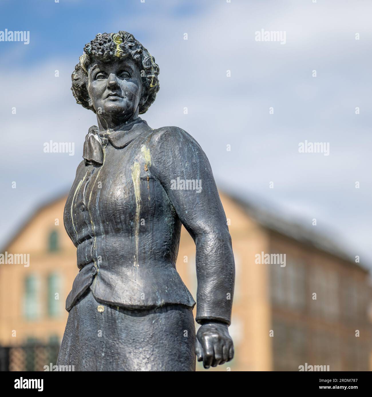 Scultura in bronzo dell'autore Moa Martinson di Peter Linde nel vecchio paesaggio industriale di Norrköping, Svezia. Foto Stock