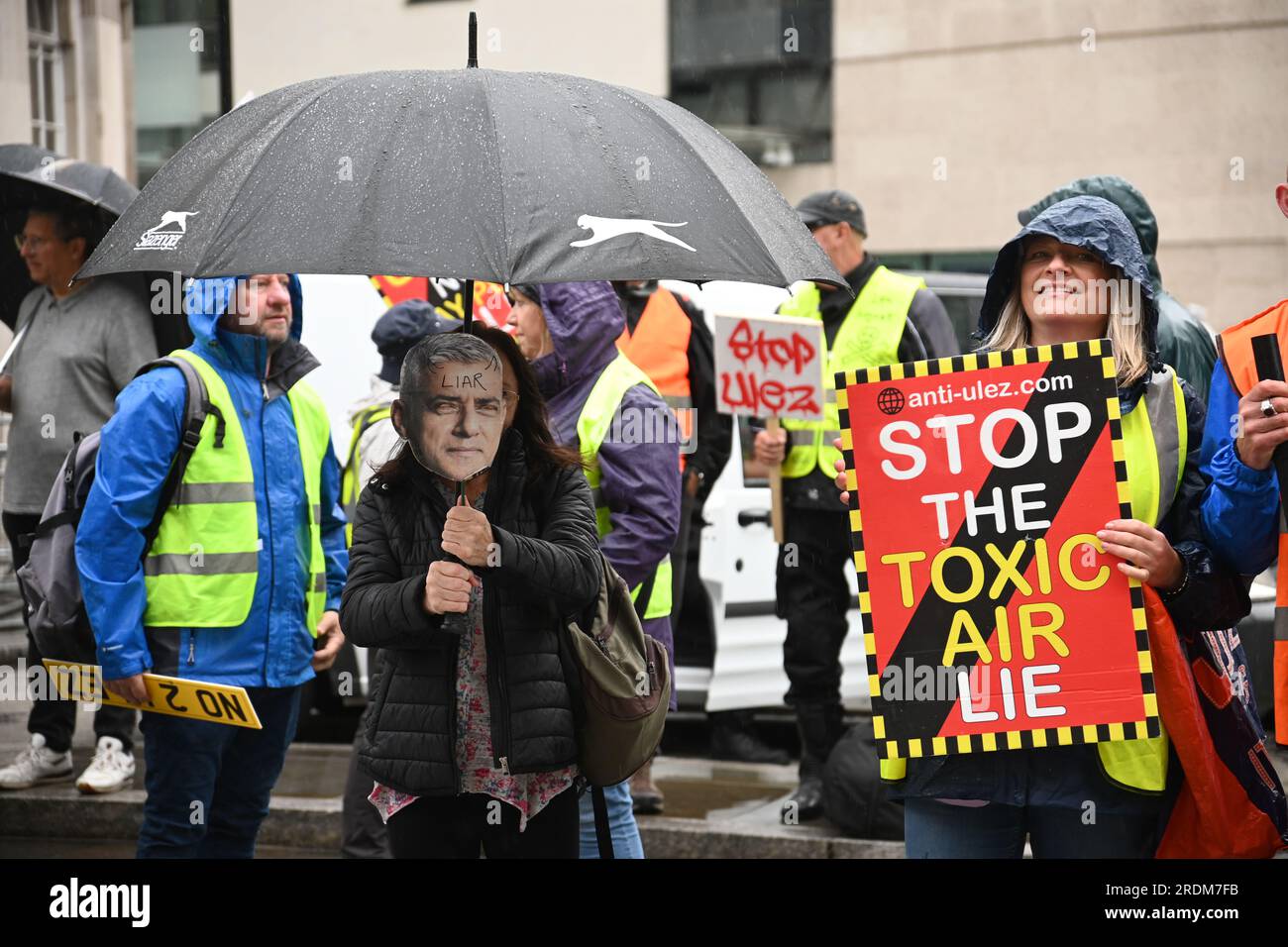 BBC London Studios, Londra, Regno Unito. 22 luglio 2023. La BBC ferma il bugiardo. Una protesta per fermare l'estensione ULEZ è in corso a causa di un'auto non conforme? Tariffa giornaliera di £12,50 per guidare dal 29 agosto 2023. Auto conforme ora? Paga per miglio in arrivo tutti pagheranno. Anche contro città di 15 minuti e di non essere costretti a vivere in prigioni aperte Londra a Londra, Regno Unito. Credito: Vedere li/Picture Capital/Alamy Live News Foto Stock