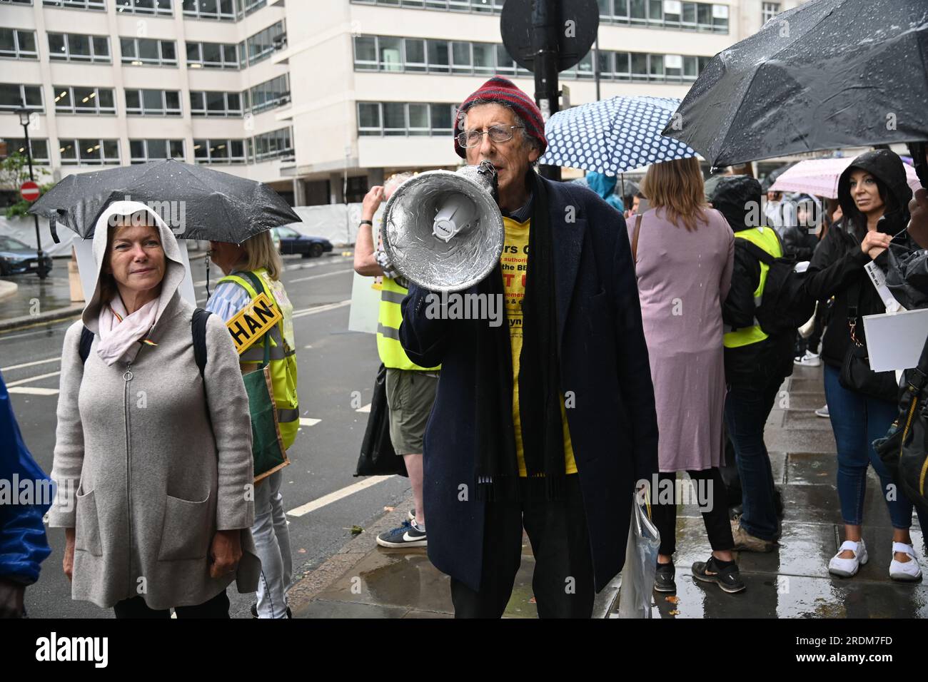 BBC London Studios, Londra, Regno Unito. 22 luglio 2023. La BBC ferma il bugiardo. Una protesta per fermare l'estensione ULEZ è in corso a causa di un'auto non conforme? Tariffa giornaliera di £12,50 per guidare dal 29 agosto 2023. Auto conforme ora? Paga per miglio in arrivo tutti pagheranno. Anche contro città di 15 minuti e di non essere costretti a vivere in prigioni aperte Londra a Londra, Regno Unito. Credito: Vedere li/Picture Capital/Alamy Live News Foto Stock