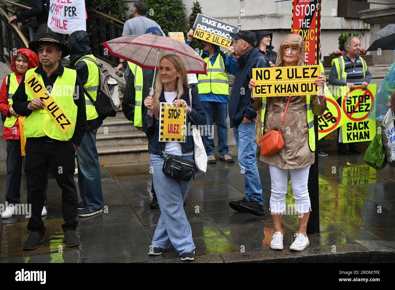BBC London Studios, Londra, Regno Unito. 22 luglio 2023. La BBC ferma il bugiardo. Una protesta per fermare l'estensione ULEZ è in corso a causa di un'auto non conforme? Tariffa giornaliera di £12,50 per guidare dal 29 agosto 2023. Auto conforme ora? Paga per miglio in arrivo tutti pagheranno. Anche contro città di 15 minuti e di non essere costretti a vivere in prigioni aperte Londra a Londra, Regno Unito. Credito: Vedere li/Picture Capital/Alamy Live News Foto Stock