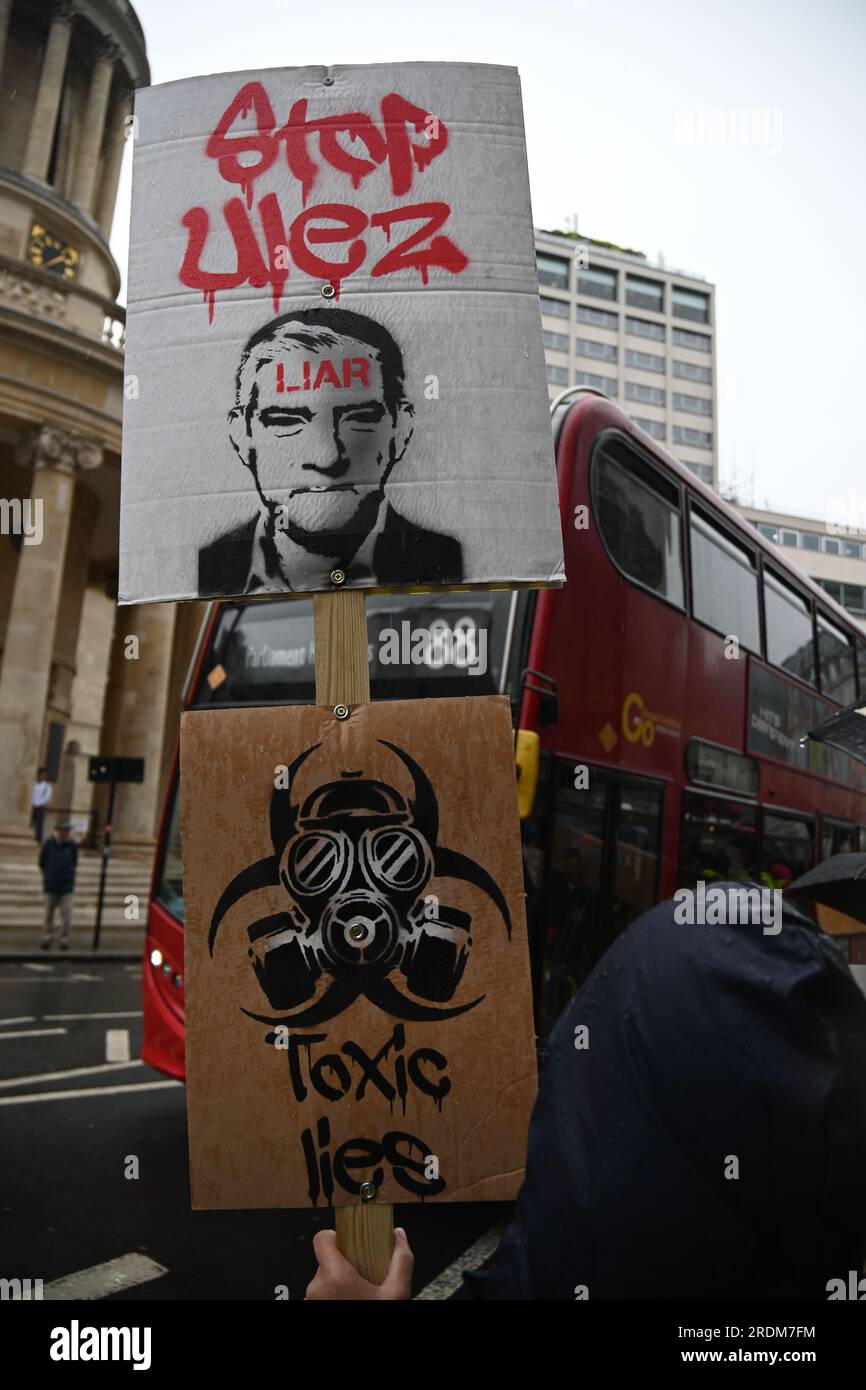 BBC London Studios, Londra, Regno Unito. 22 luglio 2023. La BBC ferma il bugiardo. Una protesta per fermare l'estensione ULEZ è in corso a causa di un'auto non conforme? Tariffa giornaliera di £12,50 per guidare dal 29 agosto 2023. Auto conforme ora? Paga per miglio in arrivo tutti pagheranno. Anche contro città di 15 minuti e di non essere costretti a vivere in prigioni aperte Londra a Londra, Regno Unito. Credito: Vedere li/Picture Capital/Alamy Live News Foto Stock