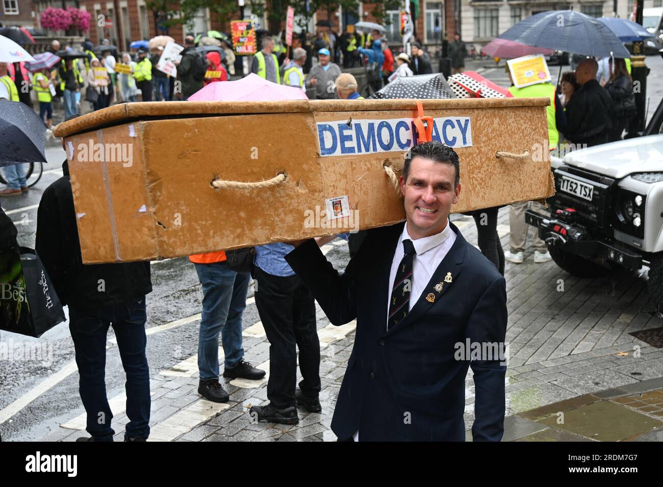 BBC London Studios, Londra, Regno Unito. 22 luglio 2023. La BBC ferma il bugiardo. Una protesta per fermare l'estensione ULEZ è in corso a causa di un'auto non conforme? Tariffa giornaliera di £12,50 per guidare dal 29 agosto 2023. Auto conforme ora? Paga per miglio in arrivo tutti pagheranno. Anche contro città di 15 minuti e di non essere costretti a vivere in prigioni aperte Londra a Londra, Regno Unito. Credito: Vedere li/Picture Capital/Alamy Live News Foto Stock