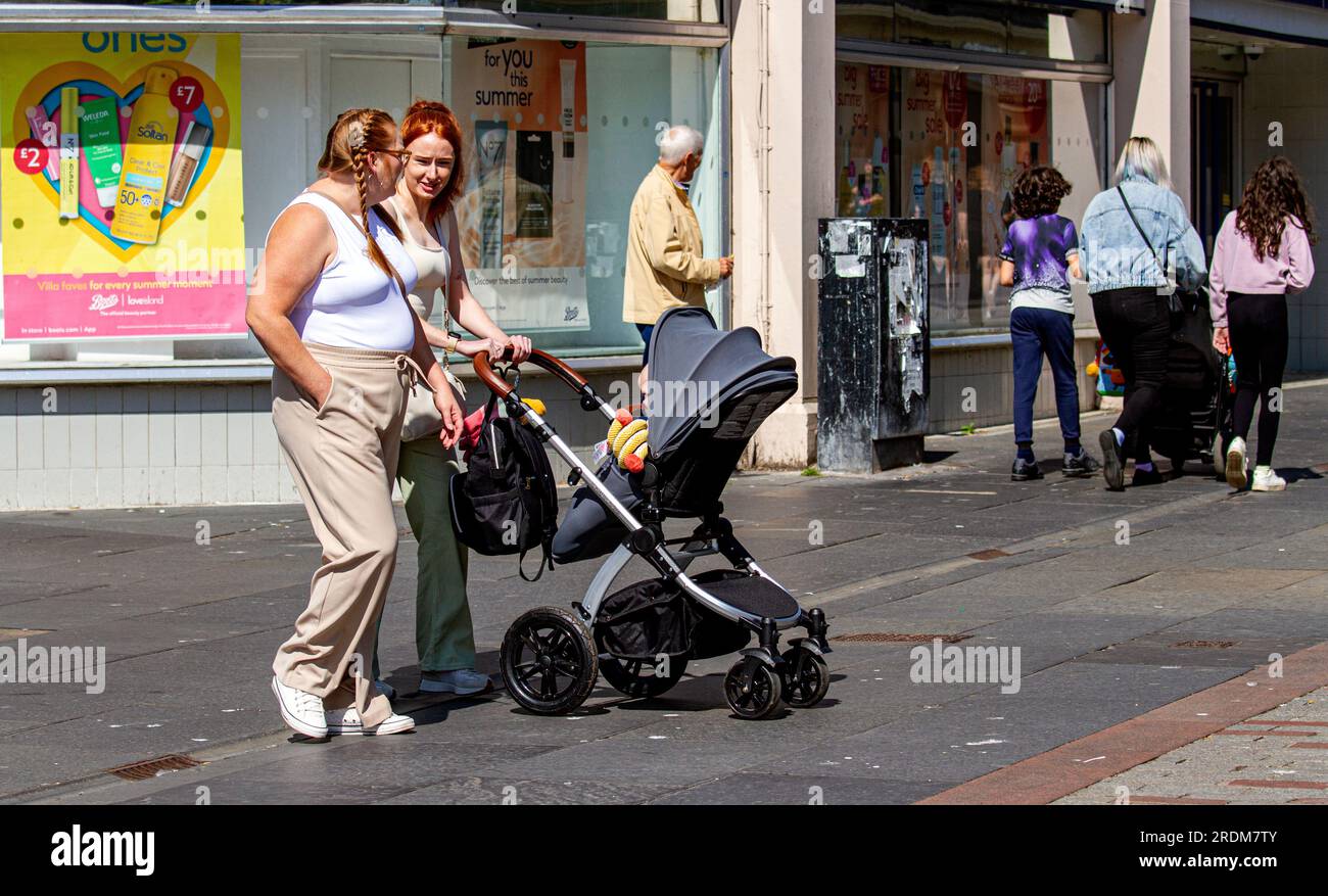 Dundee, Tayside, Scozia, Regno Unito. 22 luglio 2023. Tempo nel Regno Unito: Il tempo a Tayside, in Scozia, è soleggiato e caldo con temperature che raggiungono i 22°C. Le signore alla moda trascorrono il fine settimana nel centro di Dundee, approfittando del caldo sole della mattina di luglio mentre si godono la vita cittadina e si fanno acquisti per le vendite estive. Crediti: Dundee Photographics/Alamy Live News Foto Stock