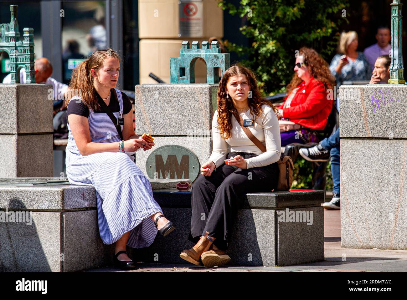 Dundee, Tayside, Scozia, Regno Unito. 22 luglio 2023. Tempo nel Regno Unito: Il tempo a Tayside, in Scozia, è soleggiato e caldo con temperature che raggiungono i 22°C. Le signore alla moda trascorrono il fine settimana nel centro di Dundee, approfittando del caldo sole della mattina di luglio mentre si godono la vita cittadina e si fanno acquisti per le vendite estive. Crediti: Dundee Photographics/Alamy Live News Foto Stock