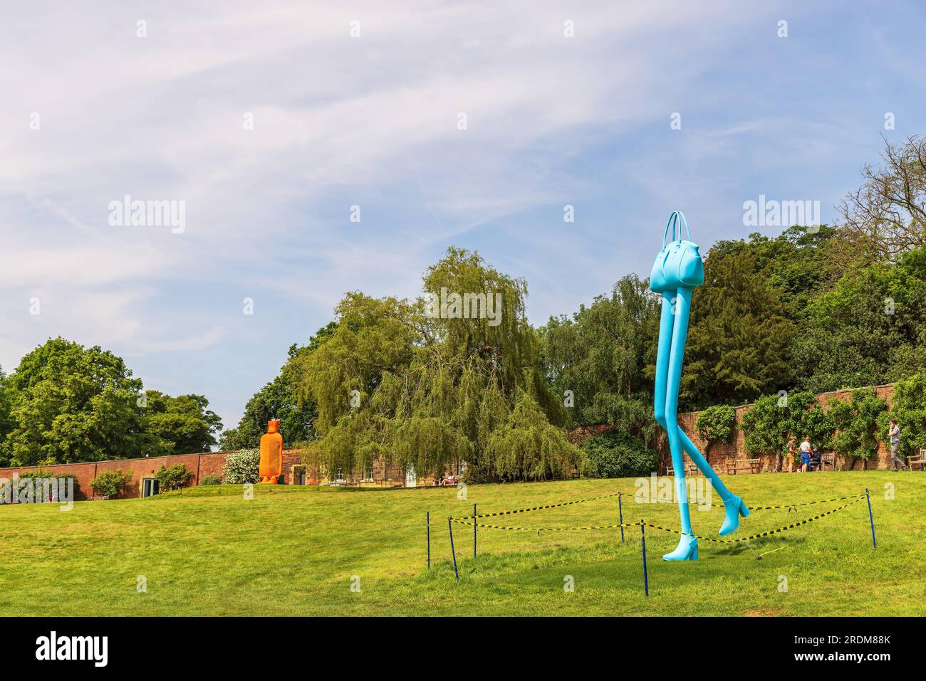 Ambientazione scenica per la mostra d'arte Trap of the Truth che mostra Erwin Wurm, Step (Big), 2021. Installazione presso lo Yorkshire Sculpture Park. Foto Stock