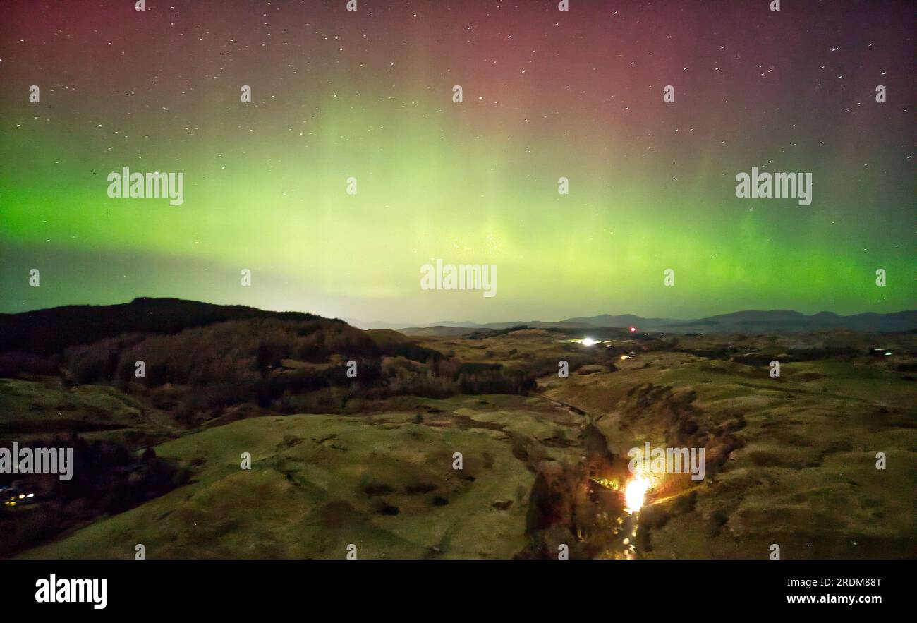 Una spettacolare esposizione dell'aurora boreale su Lerags, appena fuori Oban, Argyll, Scozia. Foto Stock