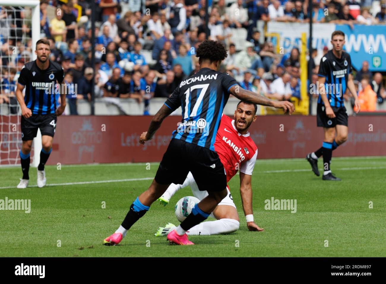 Barendrecht, Belgio. 22 luglio 2023. Tajon Buchanan del Club e Vangelis Pavlidis dell'AZ lottano per il pallone durante una partita di calcio amichevole tra il belga Club Brugge KV e l'olandese AZ Alkmaar, sabato 22 luglio 2023 a Brugge, per prepararsi alla prossima stagione 2023-2024. BELGA PHOTO KURT DESPLENTER Credit: Belga News Agency/Alamy Live News Foto Stock