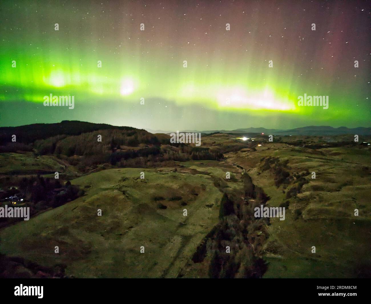 Una spettacolare esposizione dell'aurora boreale su Lerags, appena fuori Oban, Argyll, Scozia. Foto Stock