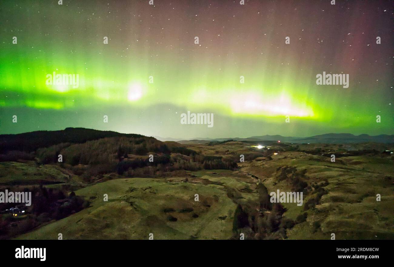 Una spettacolare esposizione dell'aurora boreale su Lerags, appena fuori Oban, Argyll, Scozia. Foto Stock