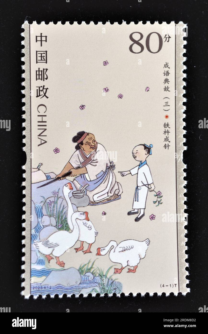 CINA - CIRCA 2023: Un francobollo stampato in Cina mostra 2023-12 storie di idiomi - Grinding an Iron Rod into a Needle, circa 2023 Foto Stock