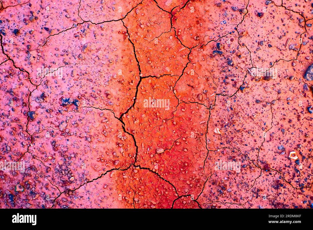 Terreno rosso secco arroccato, terreno ricco di minerali con depositi di nichel, alluminio e ferro. Foto Stock