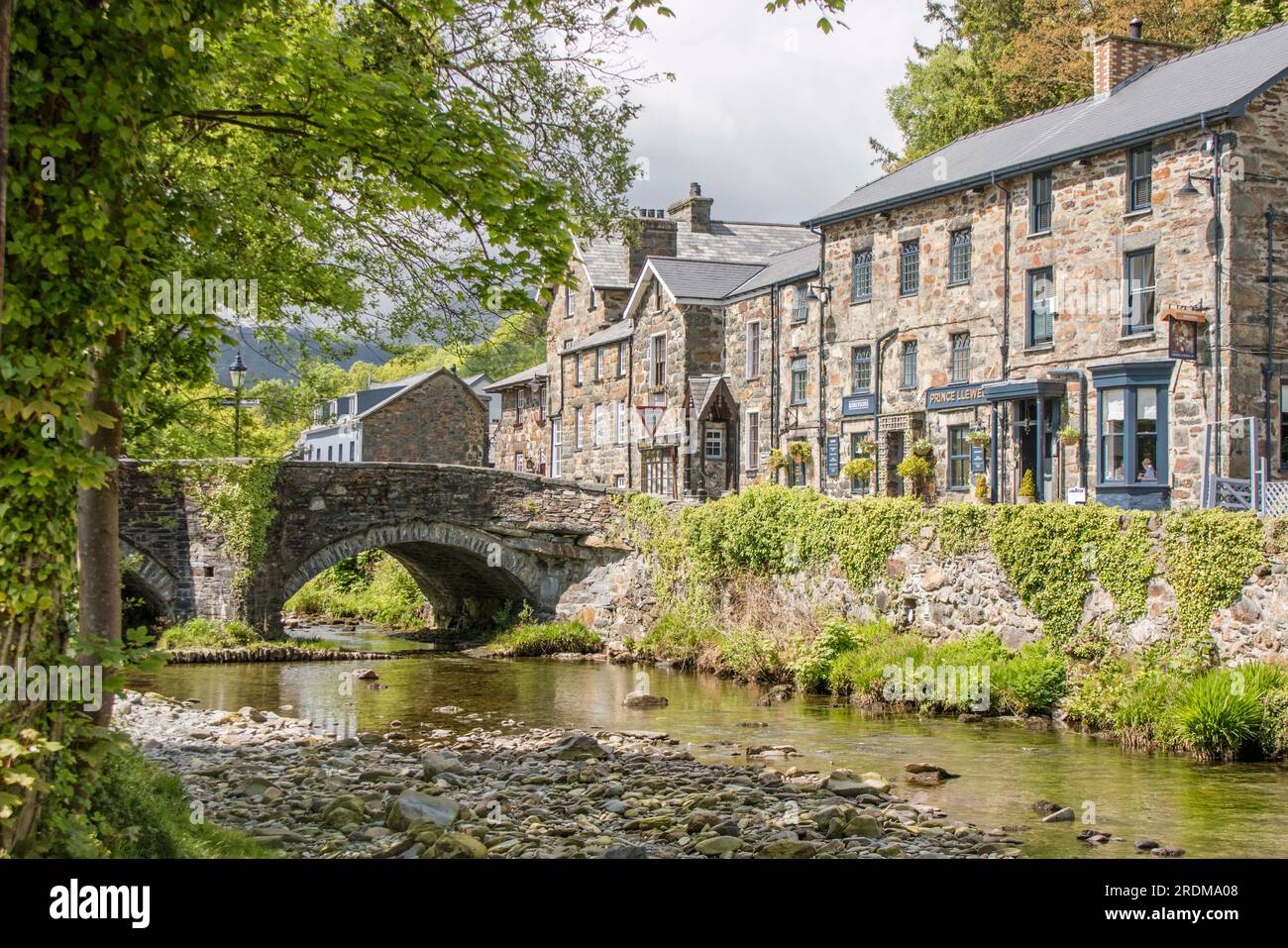 Beddgelert è un pittoresco villaggio nel Parco nazionale "eryri" di Snowdonia, Galles del Nord, Regno Unito Foto Stock