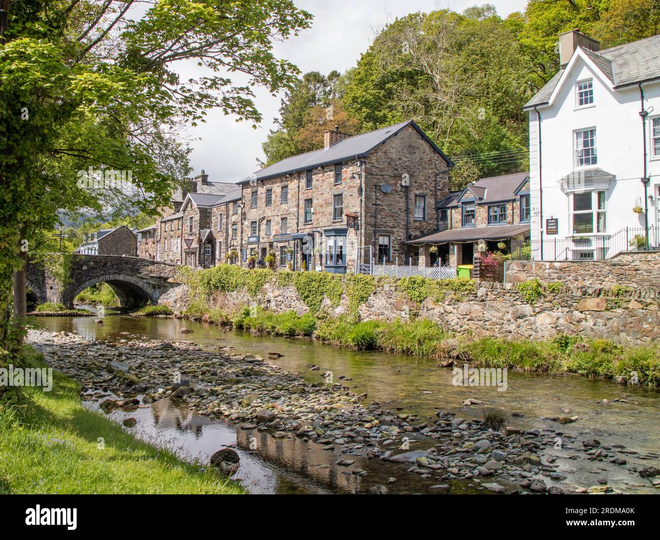 Beddgelert è un pittoresco villaggio nel Parco nazionale "eryri" di Snowdonia, Galles del Nord, Regno Unito Foto Stock