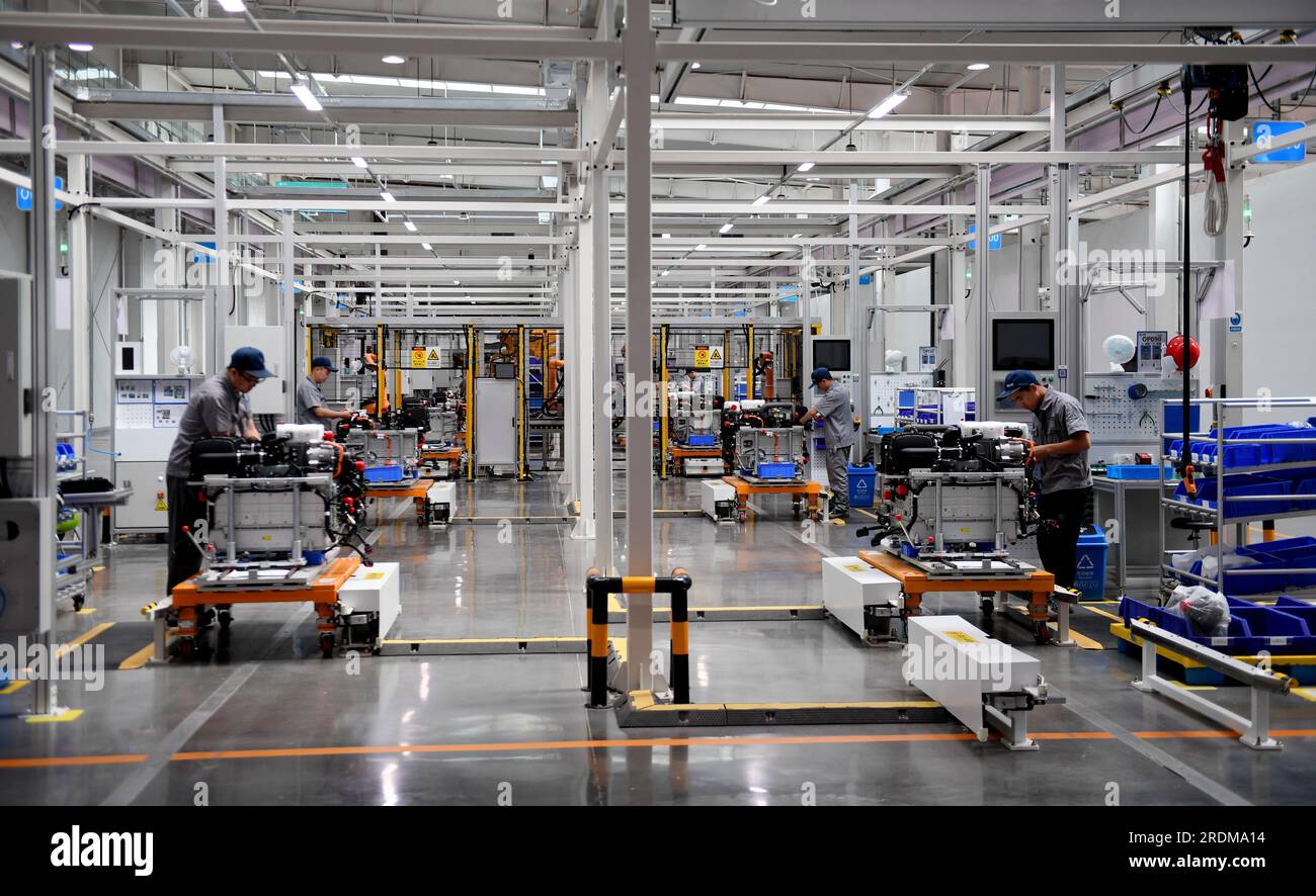 ZHANGJIAKOU, CINA - 6 LUGLIO 2023 - un dipendente lavora su una linea di produzione di celle a combustibile a idrogeno a Zhangjiakou, provincia di Hebei, Cina, 6 luglio 2023. Foto Stock