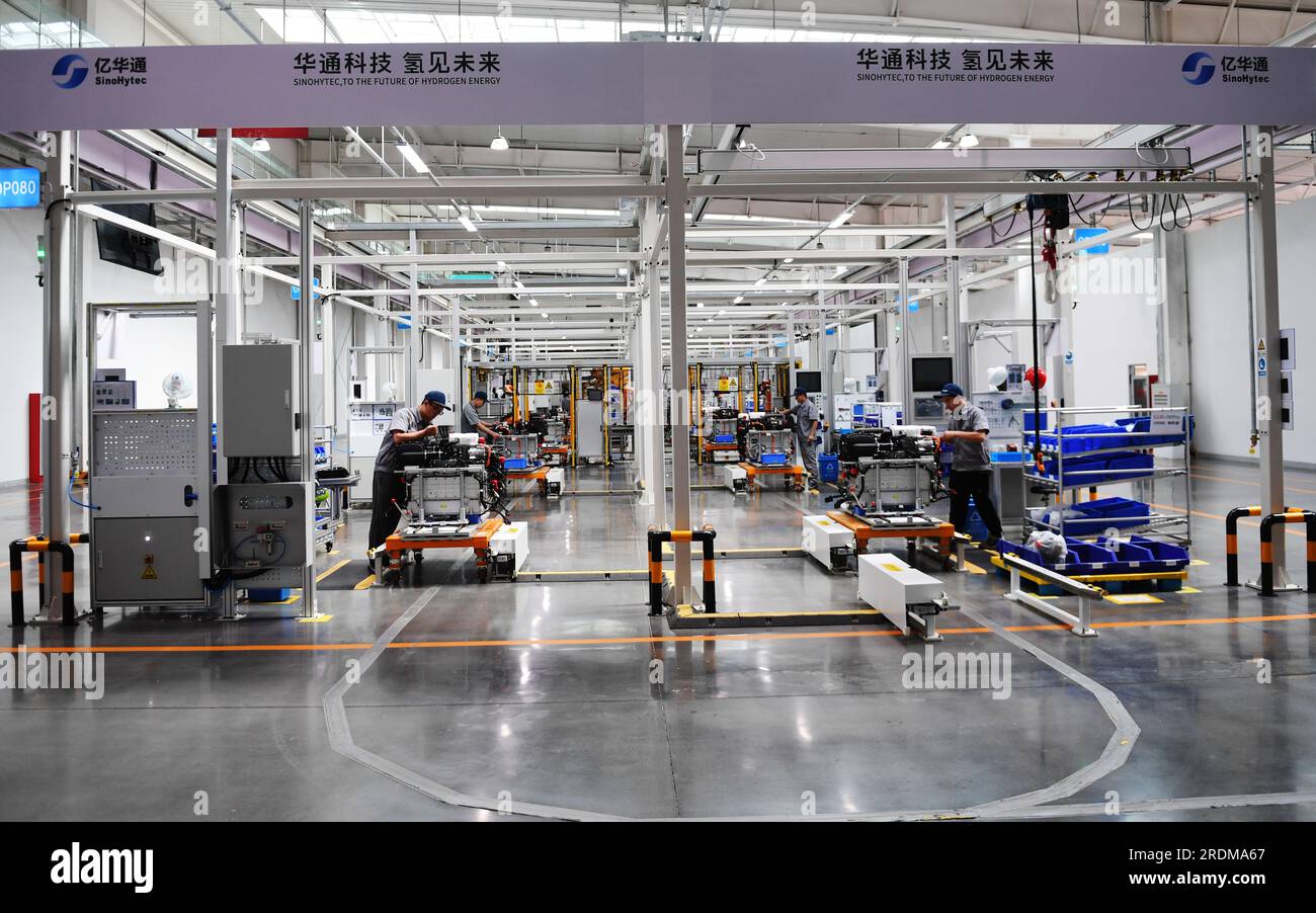 ZHANGJIAKOU, CINA - 6 LUGLIO 2023 - un dipendente lavora su una linea di produzione di celle a combustibile a idrogeno a Zhangjiakou, provincia di Hebei, Cina, 6 luglio 2023. Foto Stock