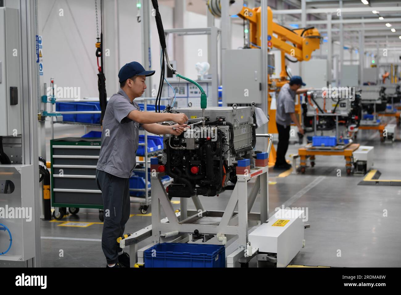 ZHANGJIAKOU, CINA - 6 LUGLIO 2023 - un dipendente lavora su una linea di produzione di celle a combustibile a idrogeno a Zhangjiakou, provincia di Hebei, Cina, 6 luglio 2023. Foto Stock