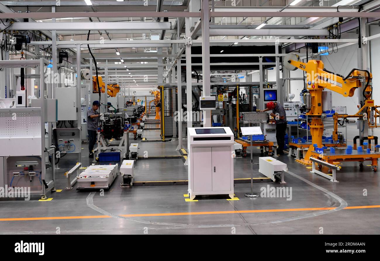 ZHANGJIAKOU, CINA - 6 LUGLIO 2023 - un dipendente lavora su una linea di produzione di celle a combustibile a idrogeno a Zhangjiakou, provincia di Hebei, Cina, 6 luglio 2023. Foto Stock