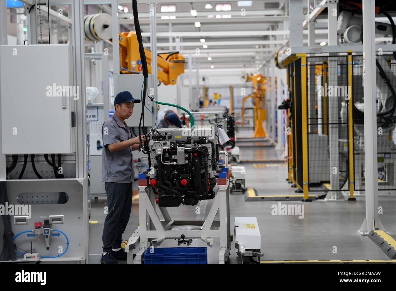 ZHANGJIAKOU, CINA - 6 LUGLIO 2023 - un dipendente lavora su una linea di produzione di celle a combustibile a idrogeno a Zhangjiakou, provincia di Hebei, Cina, 6 luglio 2023. Foto Stock