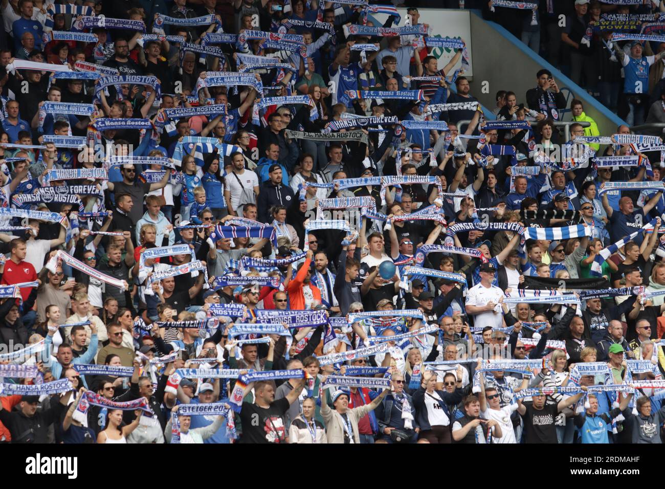 Rostock, Deutschland, 22, luglio, 2023 Hansa Rostock tifosi durante F.C. Hansa Rostock contro Sevilla F.C.. Credito: Fabideciria. Foto Stock