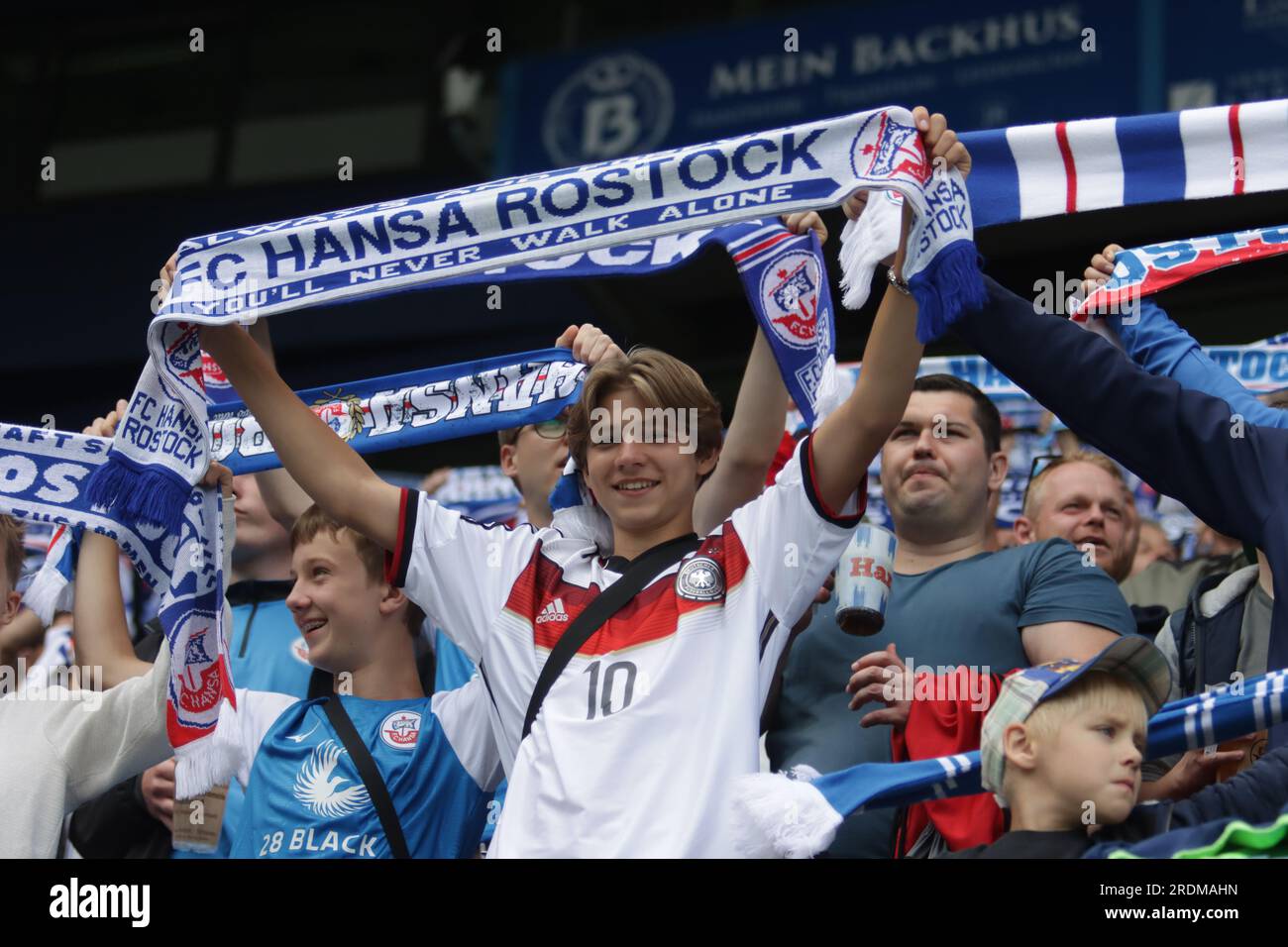 Rostock, Deutschland, 22, luglio, 2023 Hansa Rostock tifosi durante F.C. Hansa Rostock contro Sevilla F.C.. Credito: Fabideciria. Foto Stock
