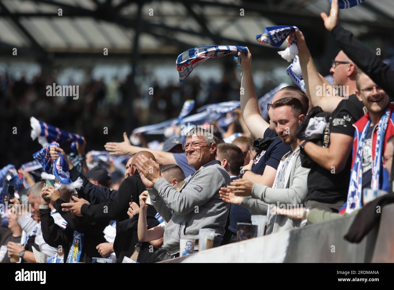 Rostock, Deutschland, 22 luglio 2023. I tifosi dell'Hansa Rostock festeggiano il gol durante F.C. Hansa Rostock contro Sevilla F.C.. Credito: Fabideciria. Foto Stock