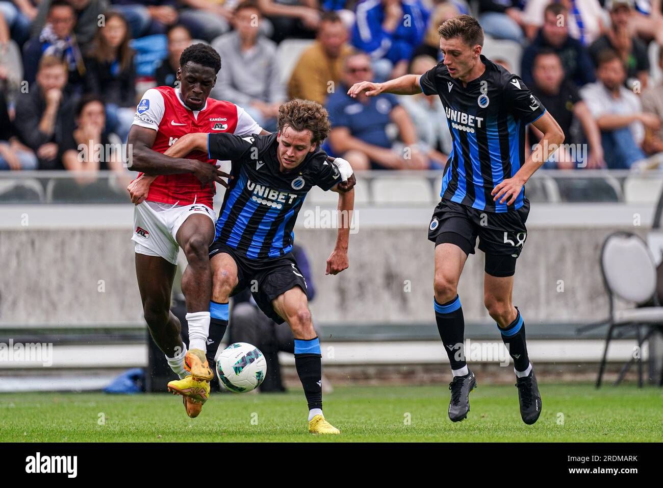 Brugge, Belgio. 22 luglio 2023. BRUGGE, BELGIO - 22 LUGLIO: Ernest Poku dell'AZ Alkmaar, Maxim De Cuyper del Club Brugge KV, Jorne Spileers del Club Brugge KV lotta per il pallone durante l'amichevole pre-stagionale tra il Club Brugge KV e AZ Alkmaar al Jan Breydelstadion il 22 luglio 2023 a Brugge, Belgio (Foto di Joris Verwijst/ Orange Pictures) credito: Orange Pics BV/Alamy Live News Foto Stock