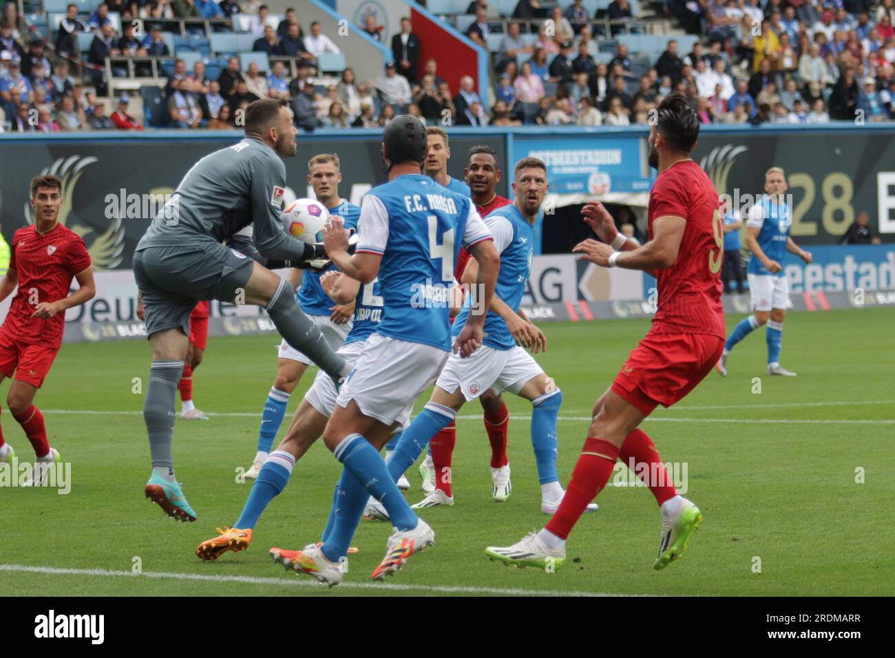 Rostock, Deutschland, 22 luglio 2023. Kolke in azione durante F.C. Hansa Rostock contro Sevilla F.C.. Credito: Fabideciria. Foto Stock