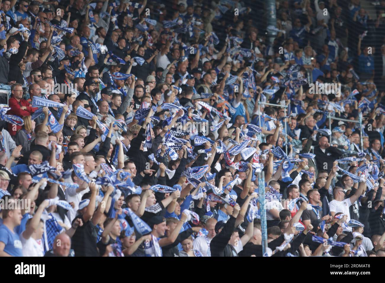 Rostock, Deutschland, 22 luglio 2023. I tifosi dell'Hansa Rostock festeggiano il gol durante F.C. Hansa Rostock contro Sevilla F.C.. Credito: Fabideciria. Foto Stock