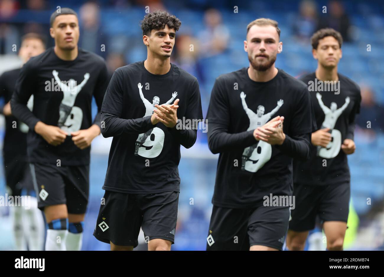 I giocatori dell'Hamburger SV si riscaldano prima della partita, indossando maglie omaggio per il giocatore della squadra che è morto prima della partita amichevole pre-stagionale all'Ibrox Stadium di Glasgow. Data foto: Sabato 22 luglio 2023. Foto Stock