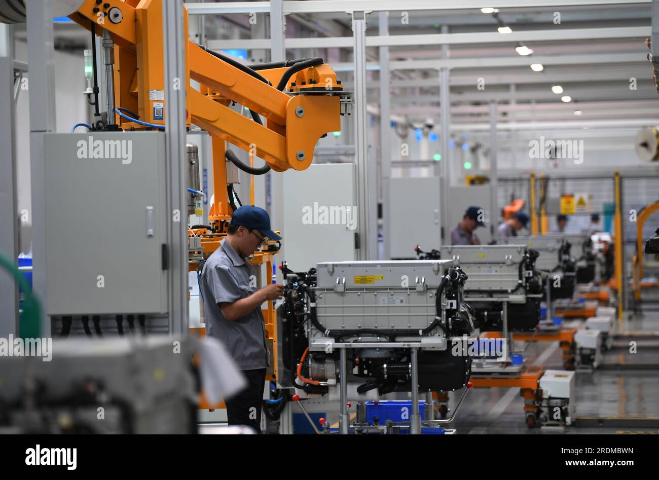 ZHANGJIAKOU, CINA - 6 LUGLIO 2023 - un dipendente lavora su una linea di produzione di celle a combustibile a idrogeno a Zhangjiakou, provincia di Hebei, Cina, 6 luglio 2023. Foto Stock