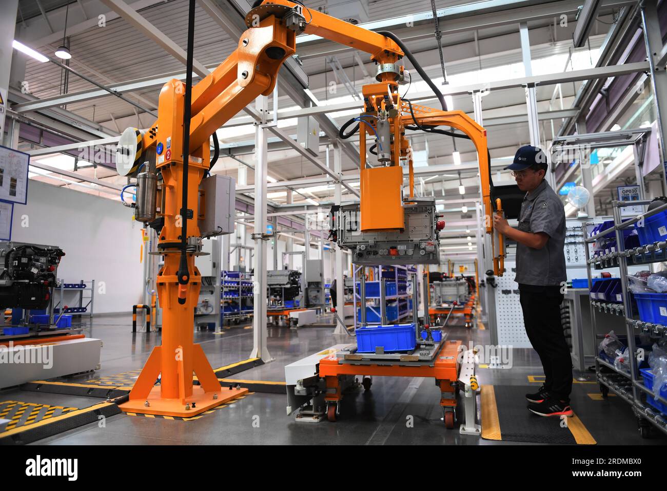 ZHANGJIAKOU, CINA - 6 LUGLIO 2023 - un dipendente lavora su una linea di produzione di celle a combustibile a idrogeno a Zhangjiakou, provincia di Hebei, Cina, 6 luglio 2023. Foto Stock
