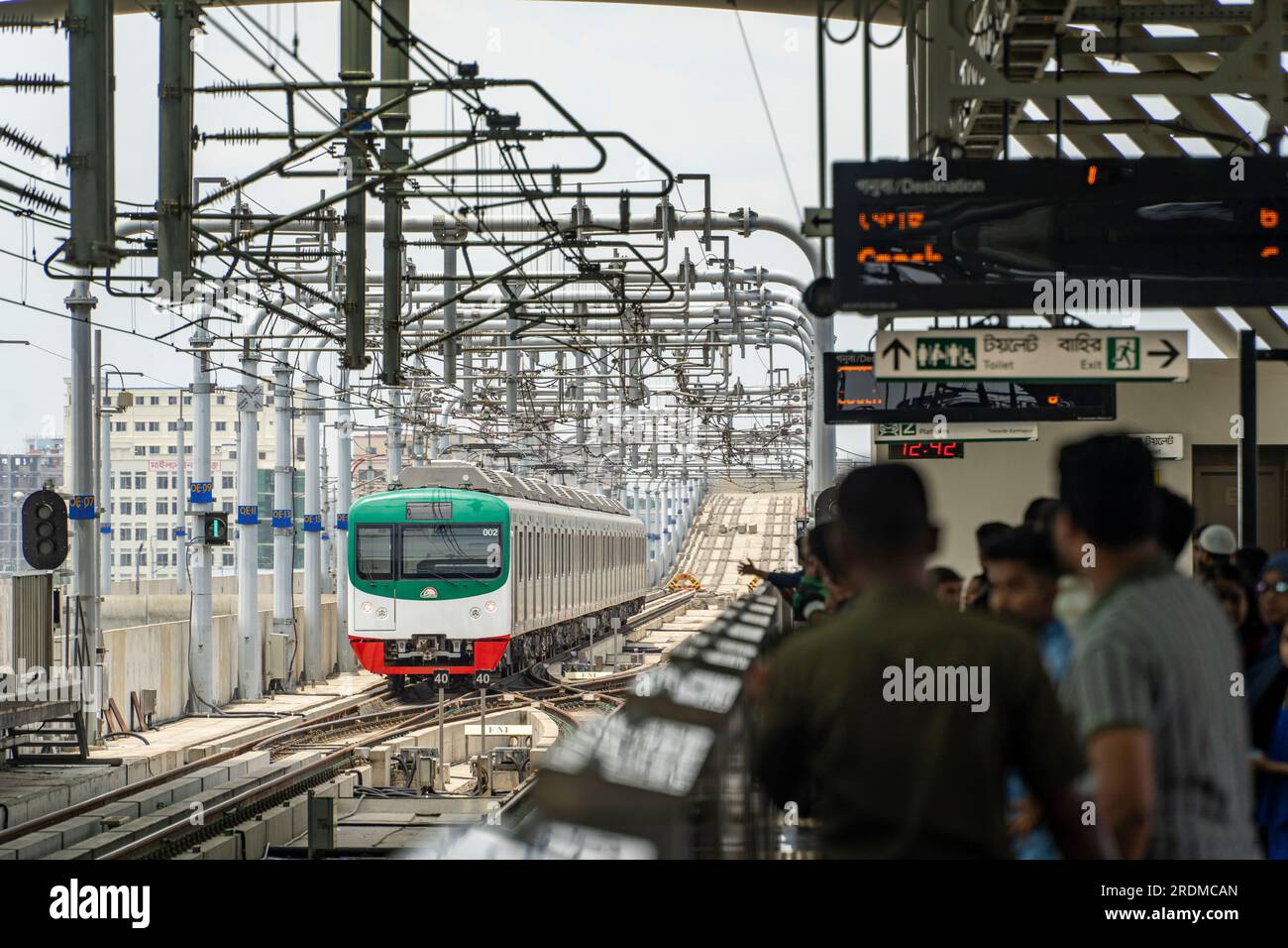 19 luglio 2023, Dhaka, Dhaka, Bangladesh: La Dhaka Metro Rail è un sistema di trasporto rapido di massa che serve Dhaka, la capitale del Bangladesh. È di proprietà e gestita dalla Dhaka Mass Transit Company Limited. Insieme a un sistema di metropolitana proposto, si prevede di ridurre la congestione del traffico in città. Fa parte del piano strategico di trasporto delineato dall'autorità di coordinamento dei trasporti di Dacca.il Bangladesh è il terzo paese dell'Asia meridionale a gestire un servizio di metropolitana-ferrovia - essendo un inizio tardivo nella costosa e complicata impresa rispetto alla vicina India che ha ottenuto la sua prima metropolitana c Foto Stock