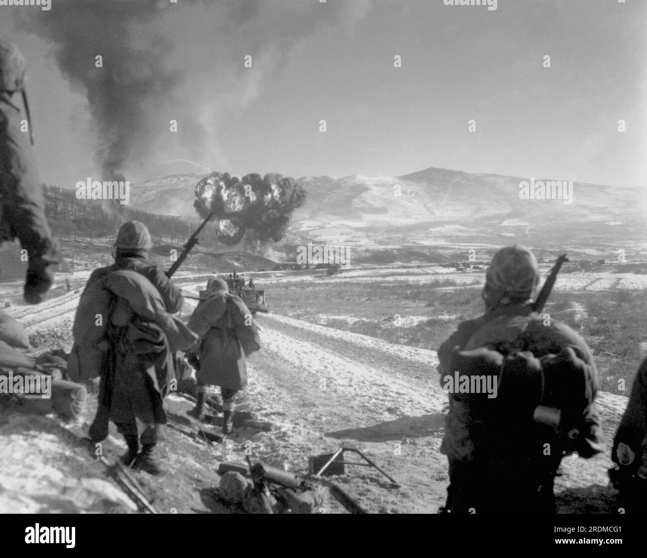 HAGARU-RI, COREA - 26 dicembre 1950 - i Marines statunitensi avanzano dopo che un efficace supporto aereo ravvicinato ha spazzato via il nemico dalla loro trincea collinare Foto Stock