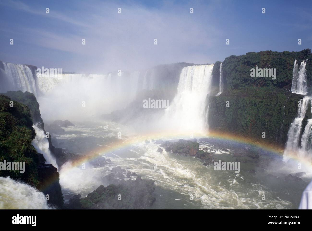 Argentina. Cascate di Iguazu con arcobaleno. Foto Stock