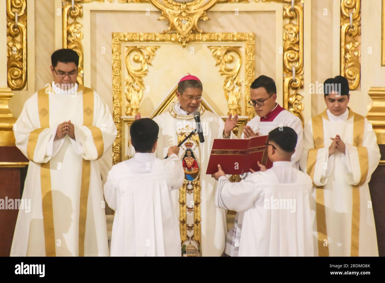 Antipolo City, Filippine. 22 luglio 2023. Gran parte del reverendo Ruperto C. Santos D.D offre preghiere sulla sua installazione canonica nella Cattedrale di Antipolo della città. Il nunzio pontificio alle Filippine, che incarna il Papa nella nazione, presiede la cerimonia. L'installazione canonica di un vescovo è un evento serio e celebrativo che simboleggia l'inizio di un'altra fase della vita della diocesi. E' tempo che il vescovo si impegni di nuovo alla sua vocazione pastorale e che coloro che credono di accogliere il loro nuovo capo. Credito: SOPA Images Limited/Alamy Live News Foto Stock