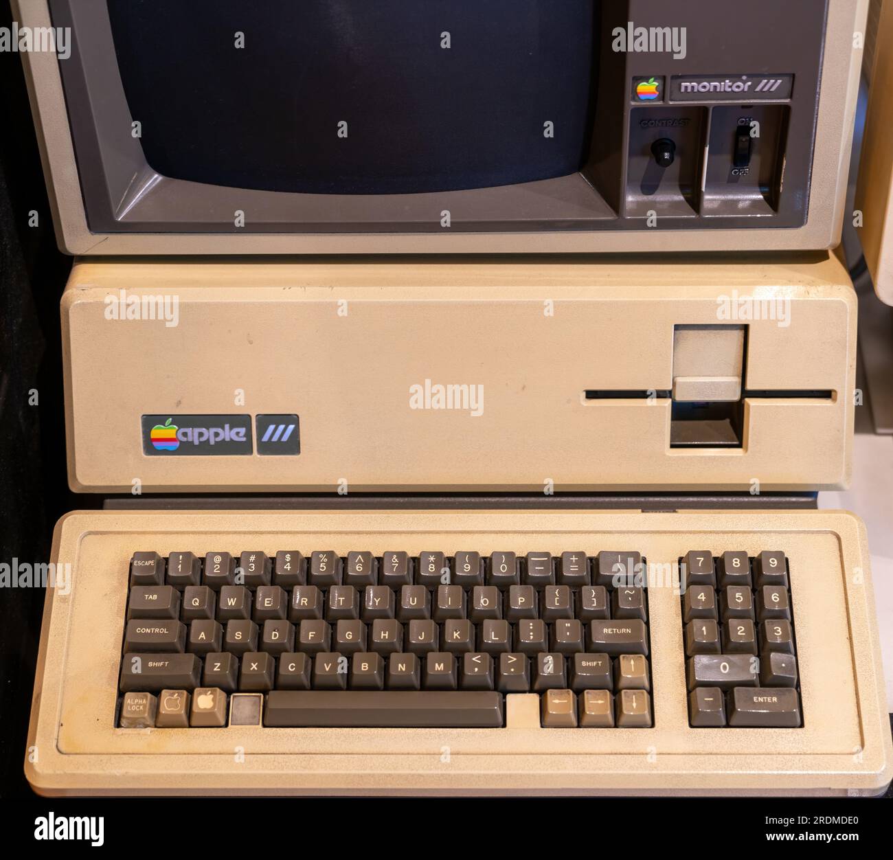 New York, USA - aprile 2022: Computer Apple III in mostra. Apple III è un personal computer business-oriented prodotto da Apple computer e rilasciato Foto Stock
