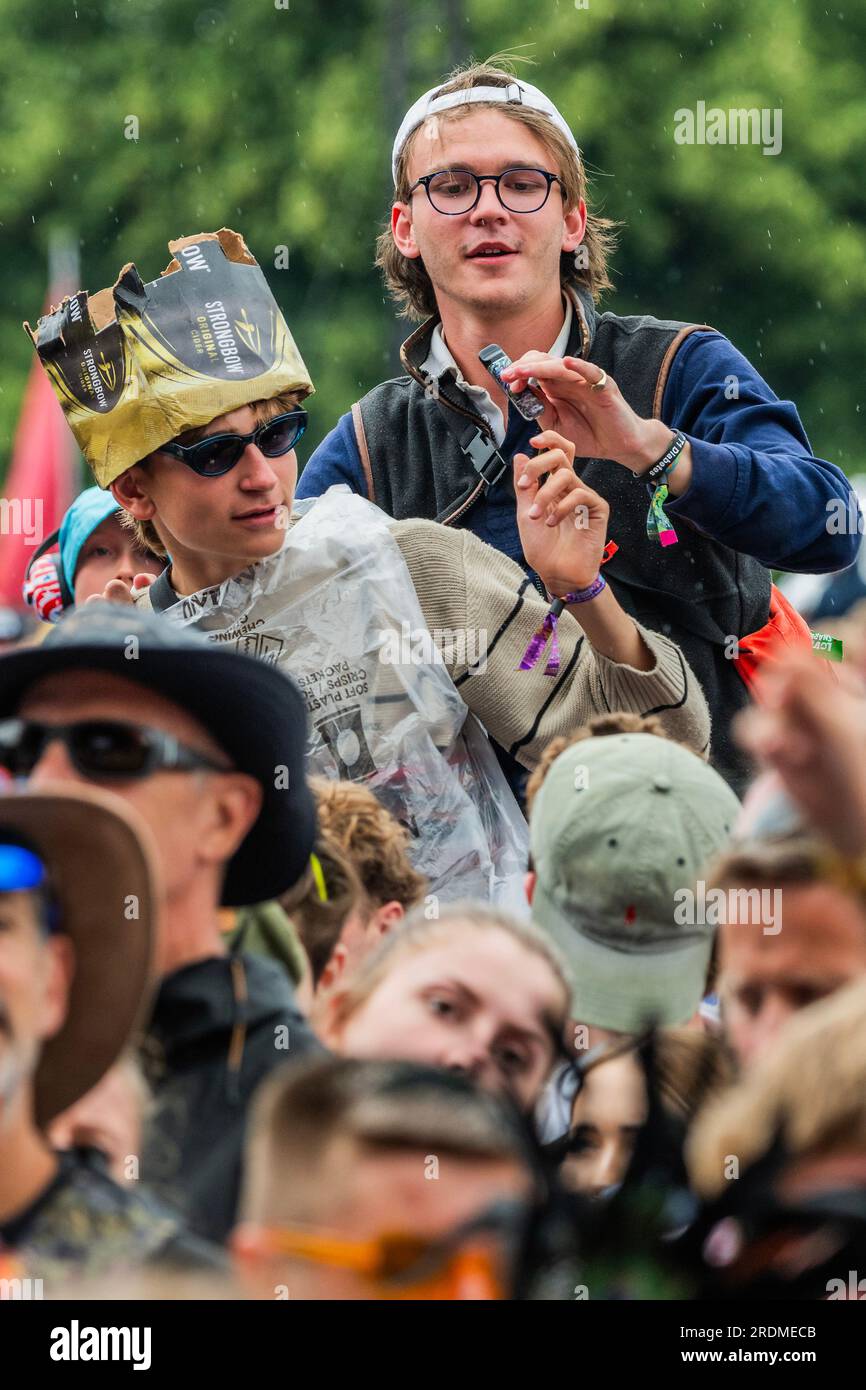 Henham Park, Suffolk, Regno Unito. 22 luglio 2023. I giovani svapano sulle spalle dei loro amici - i Lightning Seeds giocano l'Obelisk Arean a una grande folla di tutte le età - il 2023 Latitude Festival, Henham Park. Crediti: Guy Bell/Alamy Live News Foto Stock
