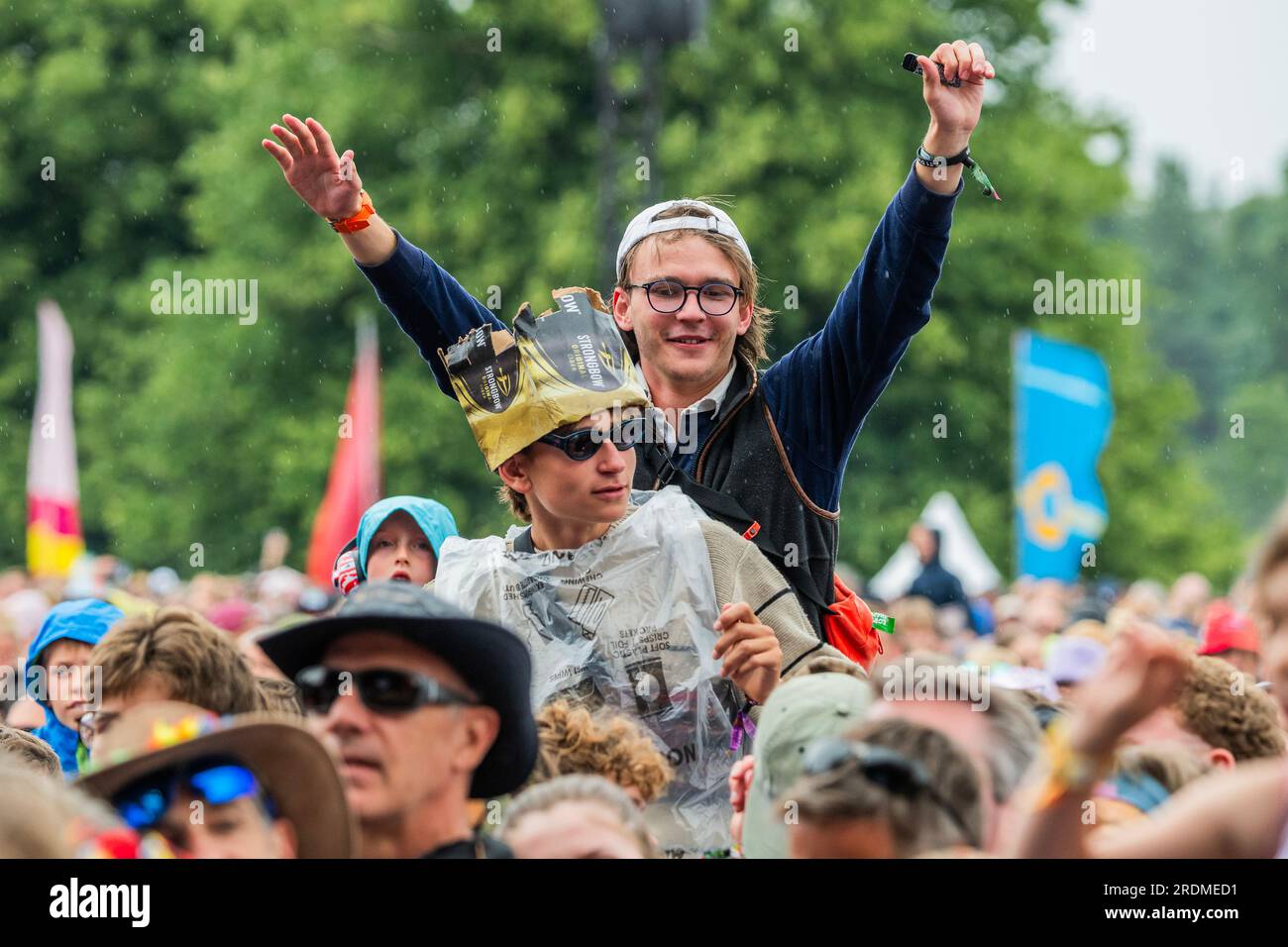 Henham Park, Suffolk, Regno Unito. 22 luglio 2023. I giovani svapano sulle spalle dei loro amici - i Lightning Seeds giocano l'Obelisk Arean a una grande folla di tutte le età - il 2023 Latitude Festival, Henham Park. Crediti: Guy Bell/Alamy Live News Foto Stock