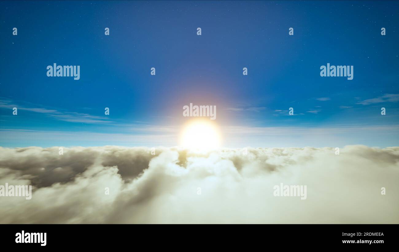 sole sul cielo blu sopra le nuvole in movimento. Serata con cielo nuvoloso. Splendido paesaggio nuvoloso e tramonto Foto Stock