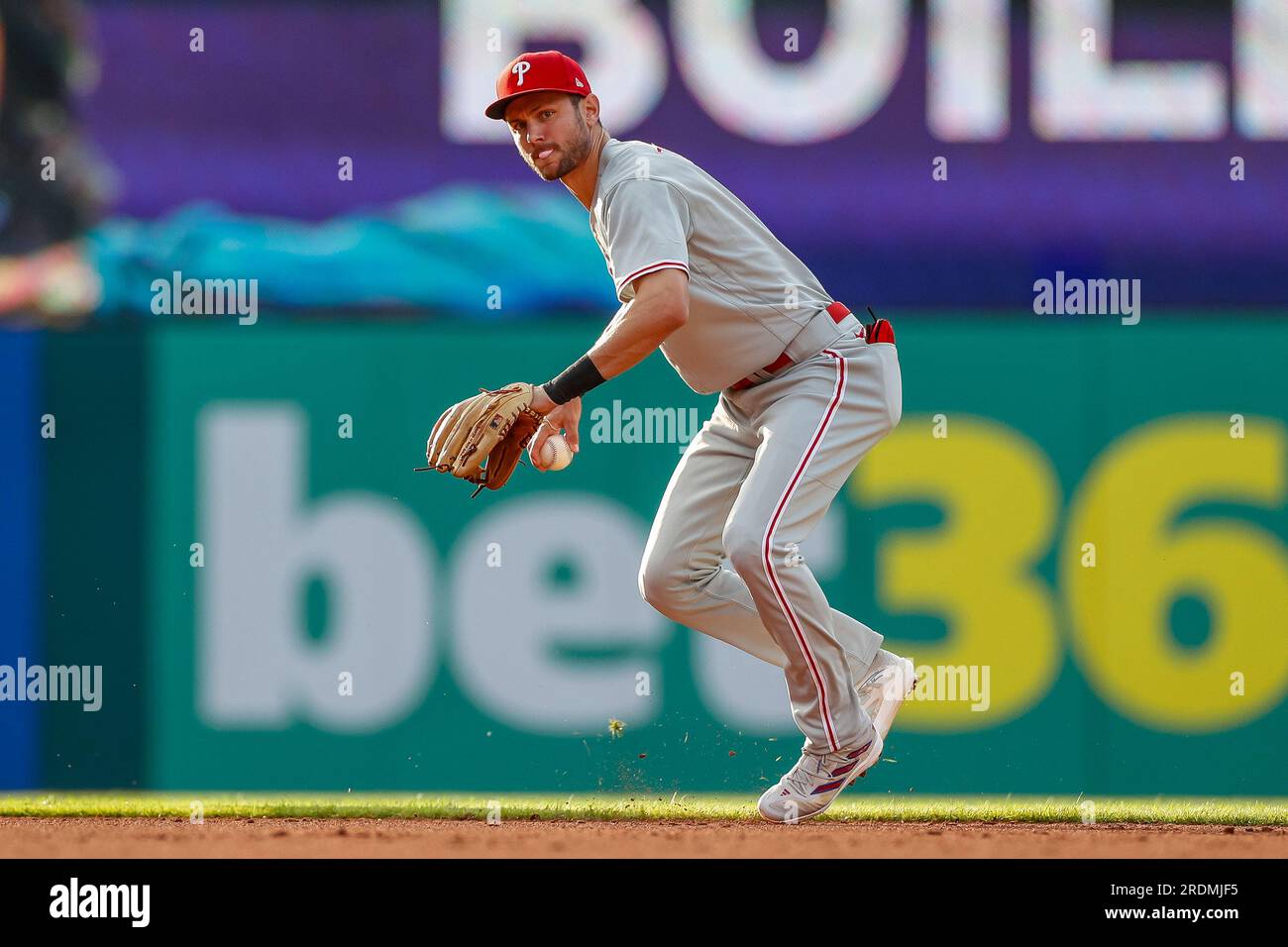 L'interbase dei Philadelphia Phillies Trea Turner (7) schiera il pallone durante una partita della stagione regolare della MLB tra i Philadelphia Phillies e i Cleveland Guard Foto Stock
