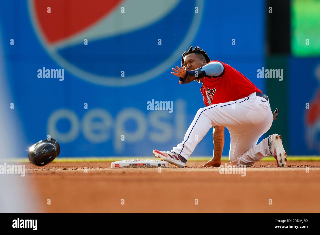 Il terzo base dei Cleveland Guardians Jose Ramirez (11) ruba la seconda base nel primo inning durante una gara della stagione regolare della MLB tra i Philadelphia P. Foto Stock