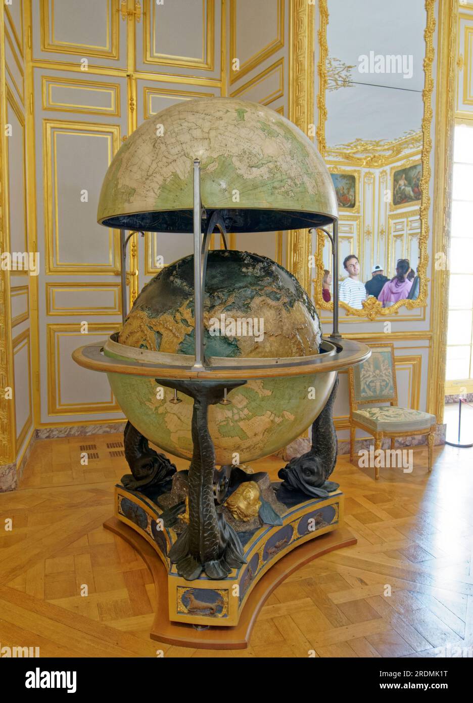 Francia, Parigi, 5 LUGLIO 2023 globo terrestre al Palazzo di Versailles Foto Stock