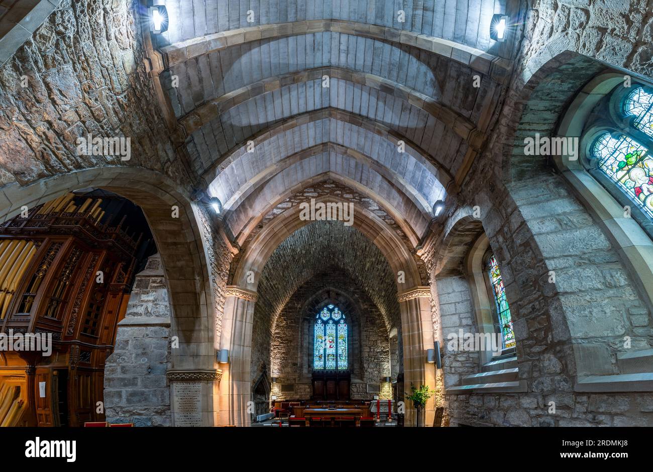 Vista interna della Corstorphine Old Parish Church con archi, Edimburgo, Scozia, Regno Unito Foto Stock