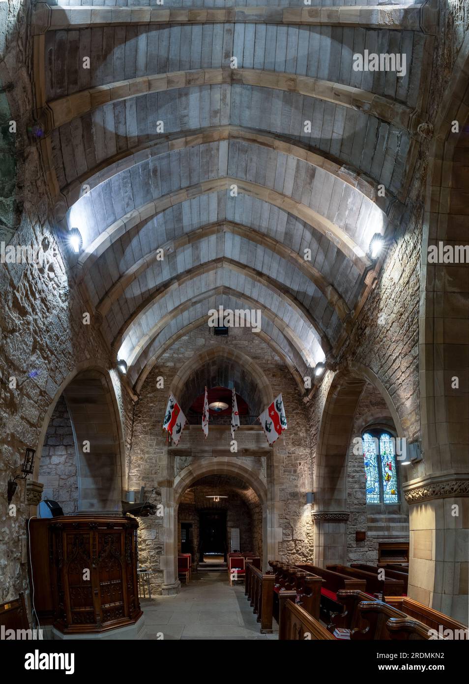 Vista interna della Corstorphine Old Parish Church con vetrate colorate, Edimburgo, Scozia, Regno Unito Foto Stock