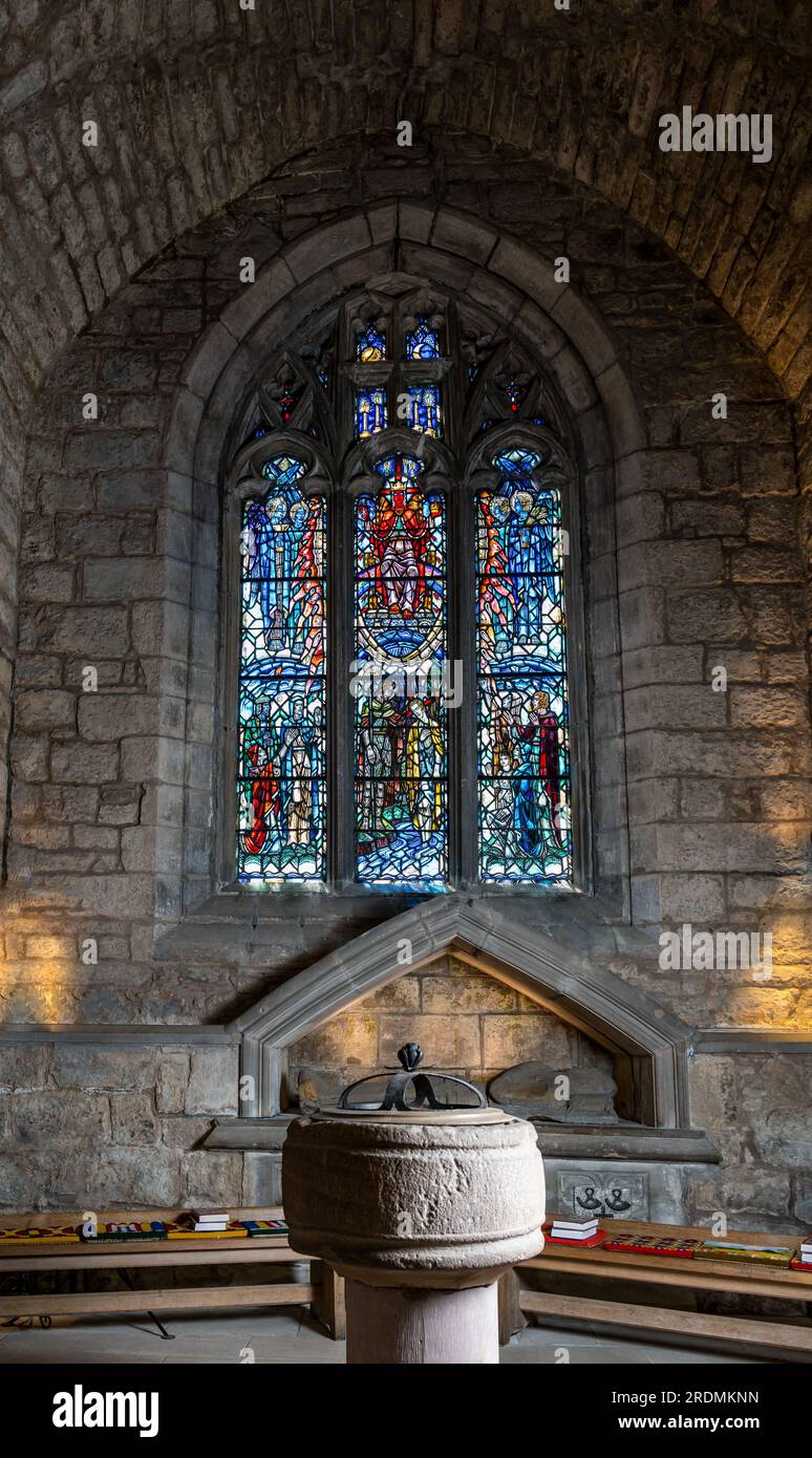 Font in pietra e vetrate colorate, Corstorphine Old Parish Church, Edimburgo, Scozia, Regno Unito Foto Stock