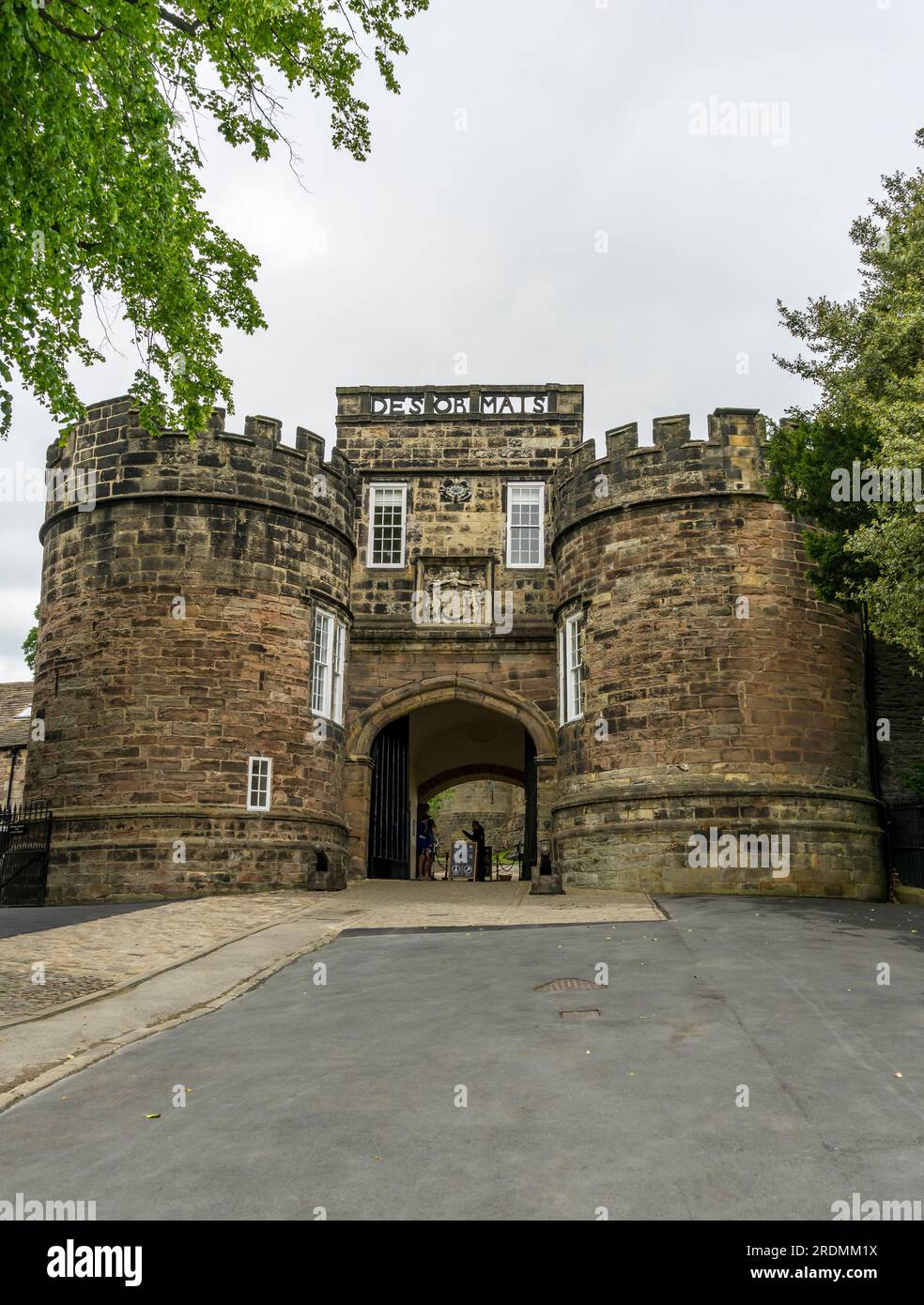 Porta d'ingresso al castello di Skipton, High Street, Skipton, North Yorkshire, Inghilterra, REGNO UNITO Foto Stock