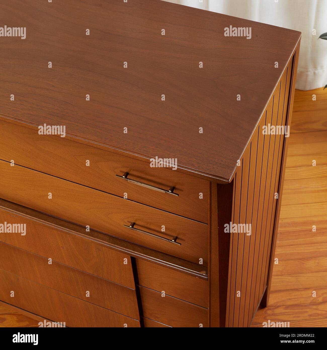 Dresser alto moderno di metà secolo in noce. Eleganti mobili vintage per la camera da letto. Foto Stock